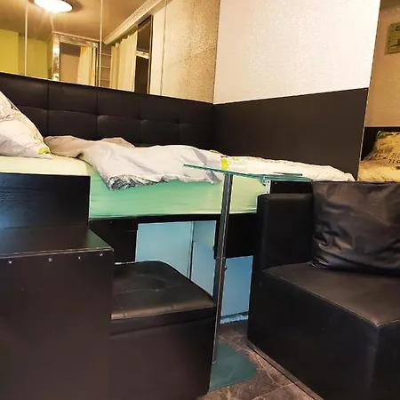 Room In Guest Room - Mini-Apartement In Zurich 게스트하우스 *